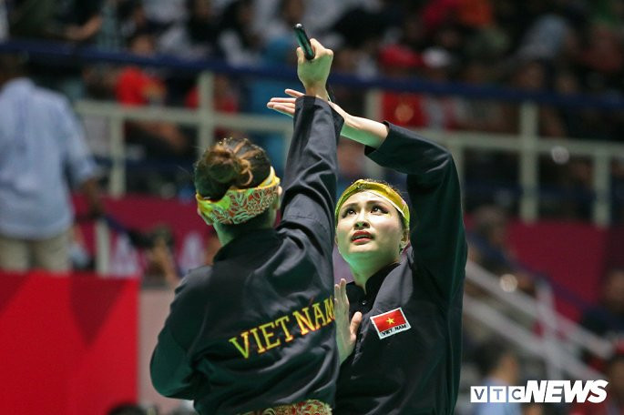 Giống như bài thi đồng đội 3 người, 2 đả nữ của Pencak Silat Việt Nam khiến các khán giả chủ nhà vỗ tay rần rần với bài biểu diễn đẹp mắt, vừa mạnh mẽ vừa duyên dáng.