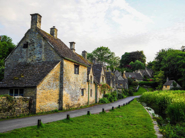 Nhà thơ nổi tiếng William Morris cho rằng Bibury là “ngôi làng đẹp nhất ở Anh” khi ông tới đây vào những năm 1800 và vẻ đẹp đó gần như vẫn được giữ nguyên cho đến nay. Thị trấn vẫn còn các ngôi nhà cổ kính và không gian đồng quê yên tĩnh. Nhà thơ nổi tiếng William Morris cho rằng Bibury là “ngôi làng đẹp nhất ở Anh” khi ông tới đây vào những năm 1800 và vẻ đẹp đó gần như vẫn được giữ nguyên cho đến nay. Thị trấn vẫn còn các ngôi nhà cổ kính và không gian đồng quê yên tĩnh.