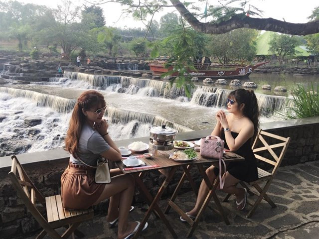 Bạn nghĩ sao khi cuối tuần, bỏ qua những mệt mỏi của cuộc sống. Rời xa chốn phồn hoa tấp nập, cùng hoà mình với thiên nhiên ngồi nhấm nháp 1 cốc cafe tận hướng không khí "hương đồng gió nội" nơi đây.