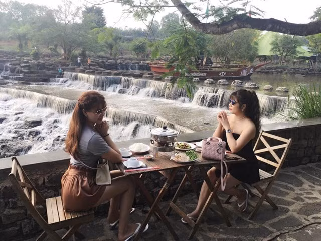 Bạn nghĩ sao khi cuối tuần, bỏ qua những mệt mỏi của cuộc sống. Rời xa chốn phồn hoa tấp nập, cùng hoà mình với thiên nhiên ngồi nhấm nháp 1 cốc cafe tận hướng không khí "hương đồng gió nội" nơi đây.