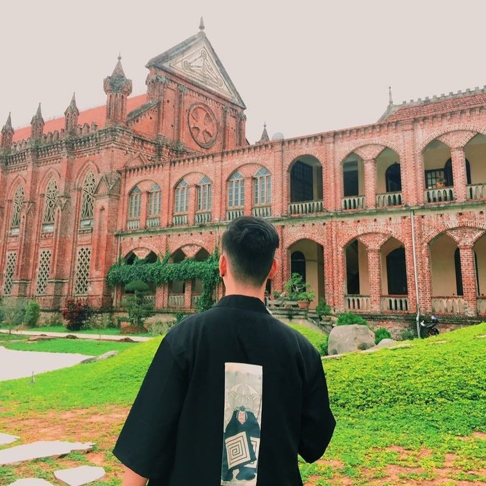 Đan viện thực chất là một nhà thờ, vậy nên có giờ mở cửa rõ ràng. Các bạn có thể ghé thăm đan viện buổi sáng từ 8h đến 11h30 và buổi chiều bắt đầu từ 14h30 đến 16h30.