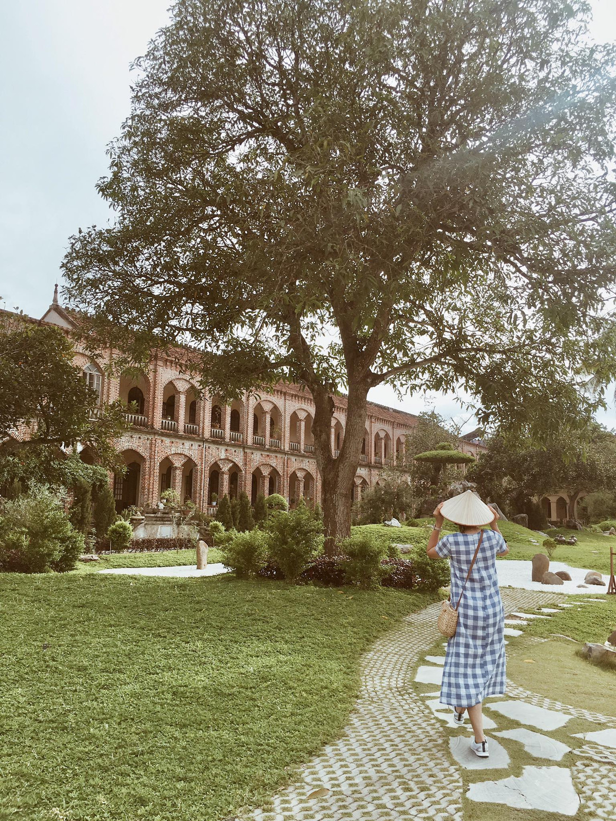 Ngoài ra, bạn cũng cần giữ trật tự cũng như lưu ý trang phục lịch sự để không phá vỡ tính tôn nghiêm ở nơi này.