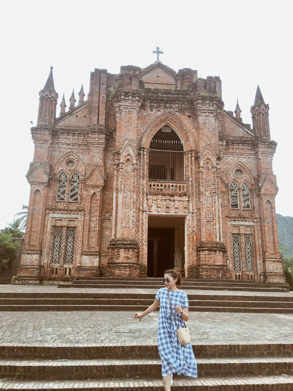 Đường đến đan viện cũng khá dễ, bạn có thể di chuyển đến đây bằng xe máy hoặc ô tô đều được. Nếu xuất phát từ Hà Nội, bạn sẽ đi dọc theo quốc lộ 1A khoảng 80km đến KCN Gián Khẩu (huyện Gia Viễn, tỉnh Ninh Bình), sau đó rẽ phải đi theo tỉnh lộ 477 thêm khoảng 18km là sẽ thấy biển chỉ dẫn vào đan viện Châu Sơn nằm ngay bên phải hướng đi.