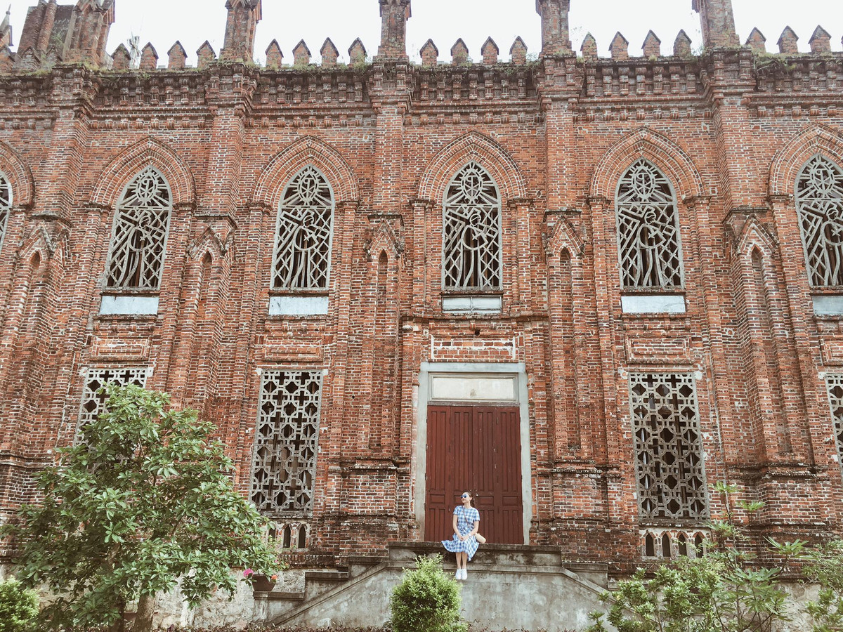 Kiến trúc Đan viện Châu Sơn theo lối cổ phương Tây Gothic, nơi đây nằm giữa rừng núi yên tĩnh.