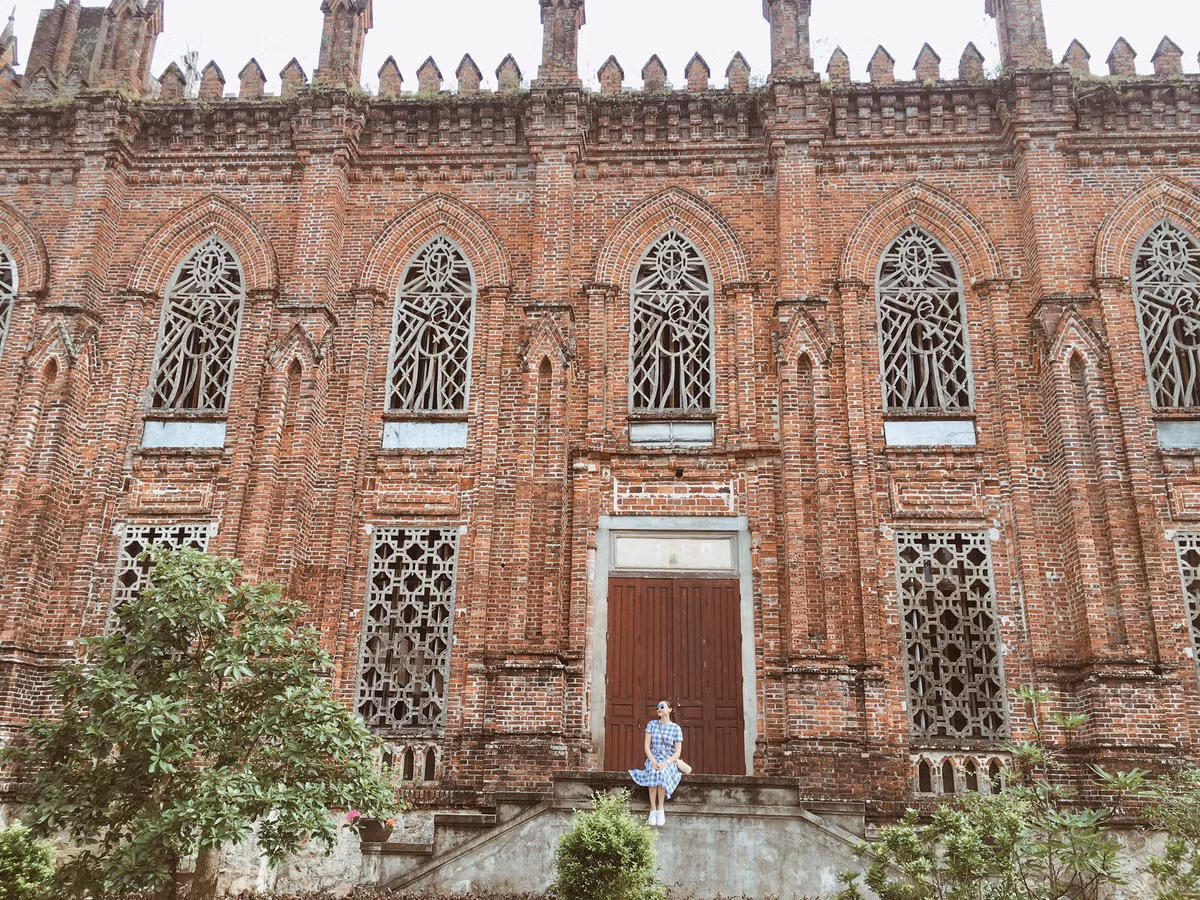 Kiến trúc Đan viện Châu Sơn theo lối cổ phương Tây Gothic, nơi đây nằm giữa rừng núi yên tĩnh.