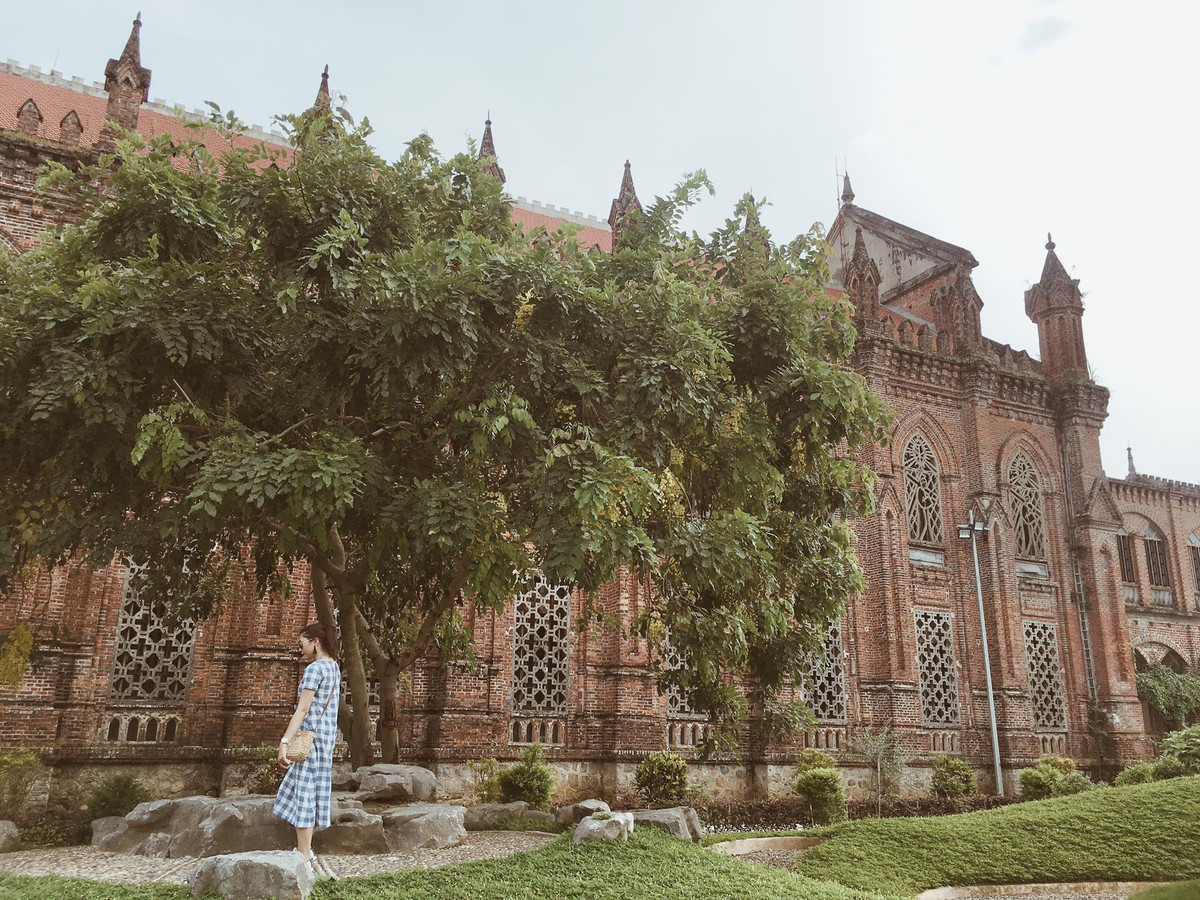 Điểm nhấn của Đan viện Châu Sơn phải kể đến những cột nhà được thiết kế thành những tháp nhỏ cân xứng. Thêm vào đó, bức tường được trang trí hài hòa bởi các cửa sổ chia thành hai tầng trên và dưới, phía trong là cửa kính gỗ, chính là nơi để du khách săn lùng những bức ảnh siêu đẹp.