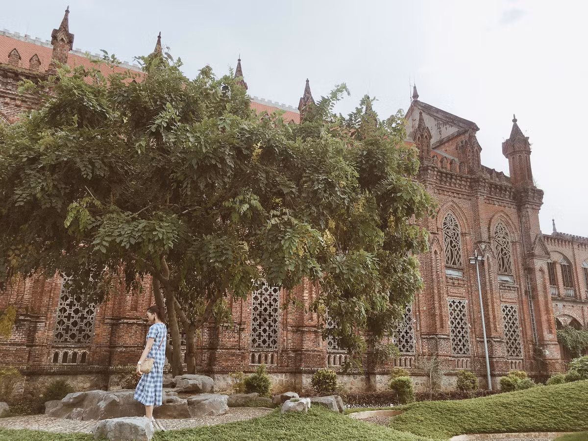 Điểm nhấn của Đan viện Châu Sơn phải kể đến những cột nhà được thiết kế thành những tháp nhỏ cân xứng. Thêm vào đó, bức tường được trang trí hài hòa bởi các cửa sổ chia thành hai tầng trên và dưới, phía trong là cửa kính gỗ, chính là nơi để du khách săn lùng những bức ảnh siêu đẹp.