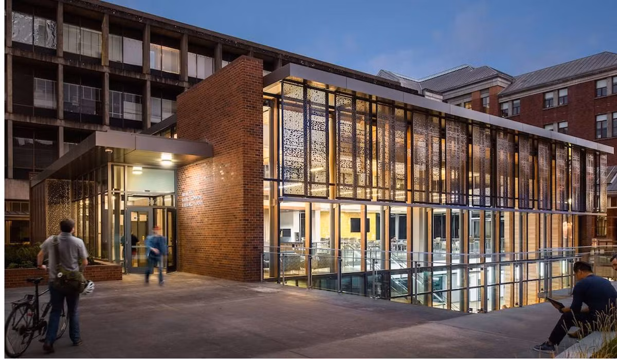 Tại Đại học Oregon, Mỹ -Thư viện Nghiên cứu &amp; Khoa học Giá Allan kết hợp một ngoại thất rất ấn tượng với các lớp cửa kính sát sàn sáng choang trong một không gian vô cùng thoáng đãng.