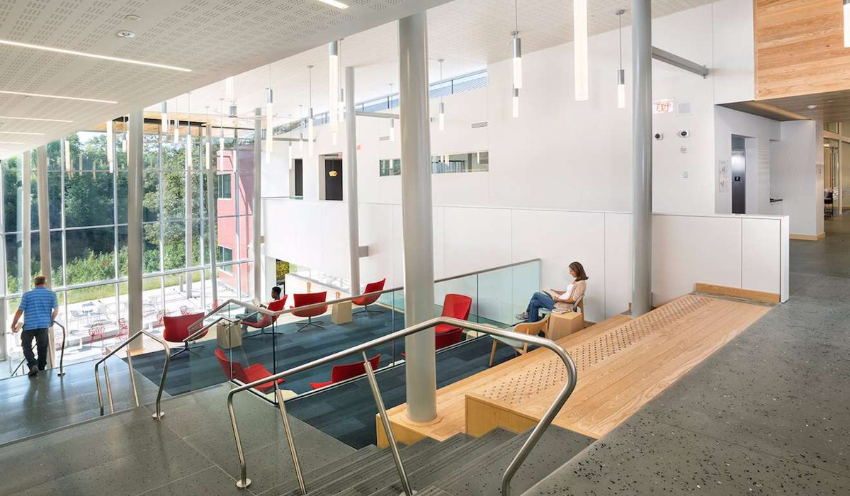 Trong khi đó, nội thất được sắp xếp một cách ngẫu nhiên tạo sự thoải mái, thư giãn. Có một sự pha trộn phá cách trong không gian rộng mở và có cả những ngóc ngách yên tĩnh cho bất kỳ ai trong số 300.000 chủ thẻ địa phương đều có thể được hưởng thụ không gian thoải mái này.