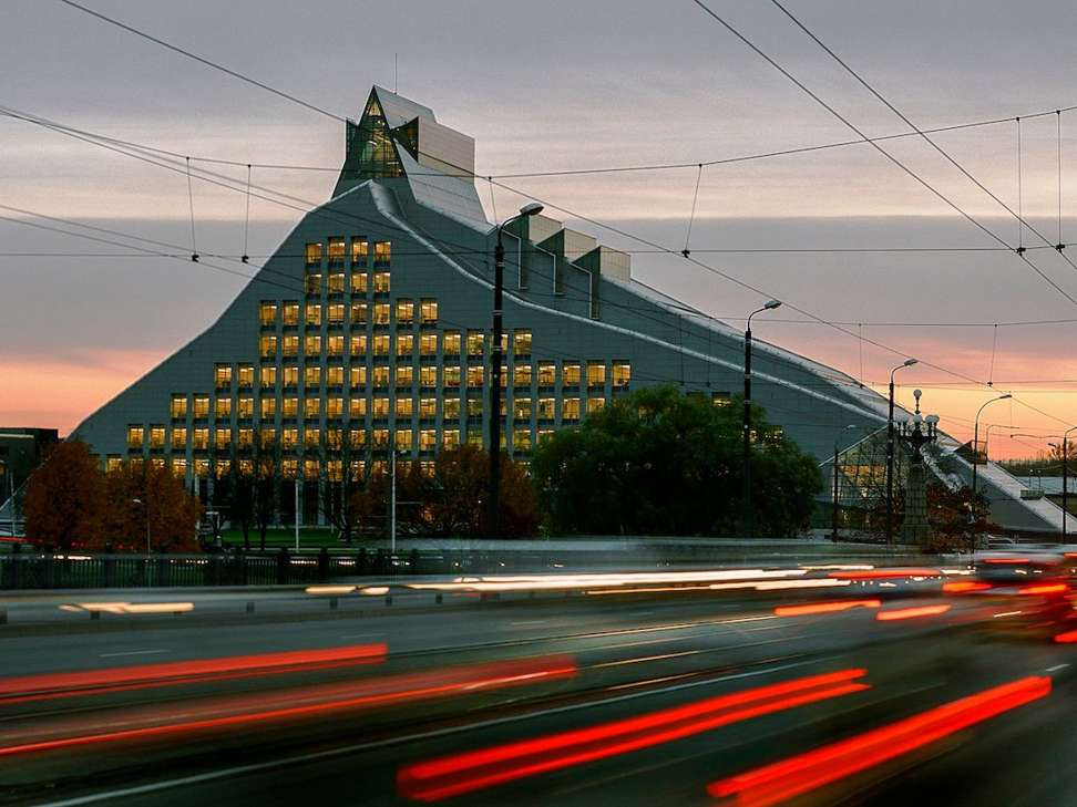 Thư viện Quốc gia Latvia: với diện tích gần 600.000 feet vuông và là một kiến trúc hùng vĩ, thư viện Quốc gia Latvia được thiếu kế bởi Kiến trúc sư Gunnar Birkerts gây ấn tượng ngay từ cái nhìn đầu tiên.