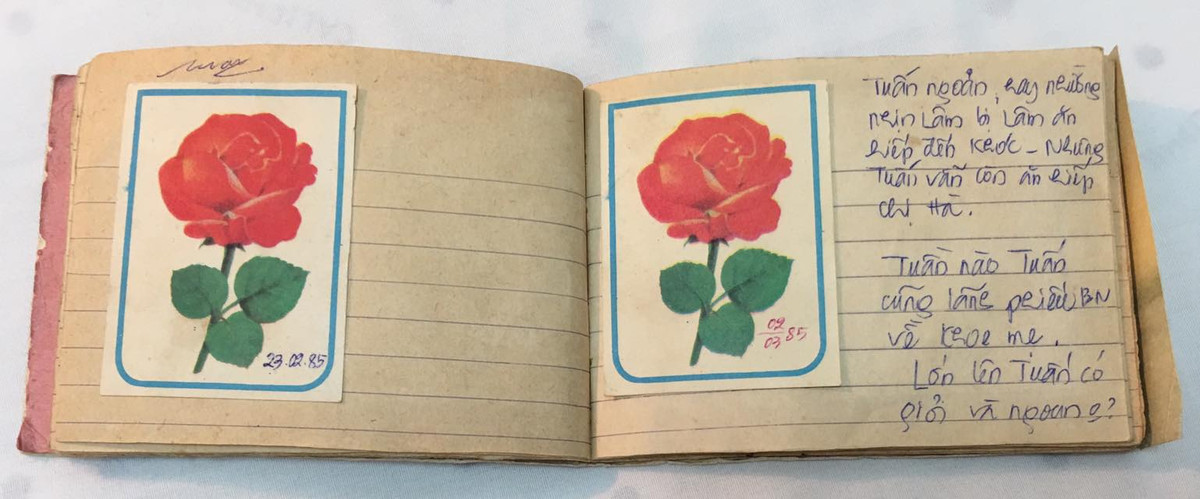 Những tấm phiếu bé ngoan hàng tuần được mẹ dán ngay ngắn trong cuốn sổ. Bên cạnh là những lý do mà "chủ xị" được mẹ lưu lại cùng những dòng tâm sự ngọt ngào.