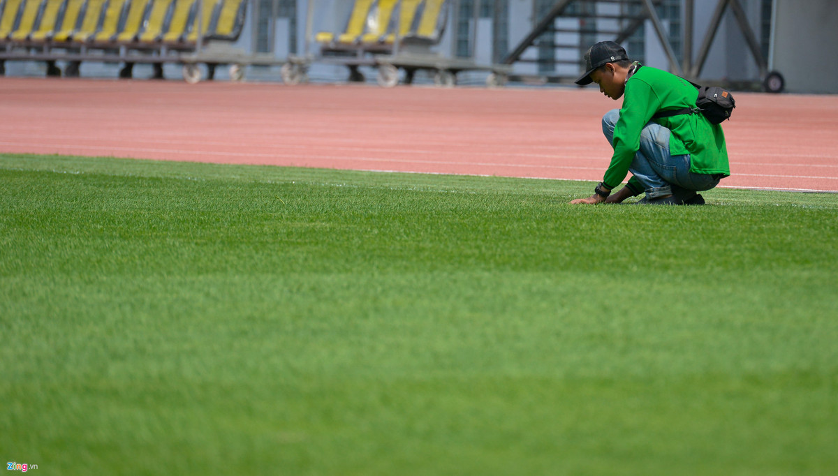 Mặt cỏ của Wibawa Mukti đáp ứng đủ các tiêu chuẩn của Liên đoàn bóng đá Thế giới (FIFA). Loại cỏ được sử dụng tên là Manila cũng là loại được sử dụng tại các sân vận động ở vòng chung kết World Cup 2018. Loại cỏ Manila này có màu xanh đậm và độ mềm tốt.