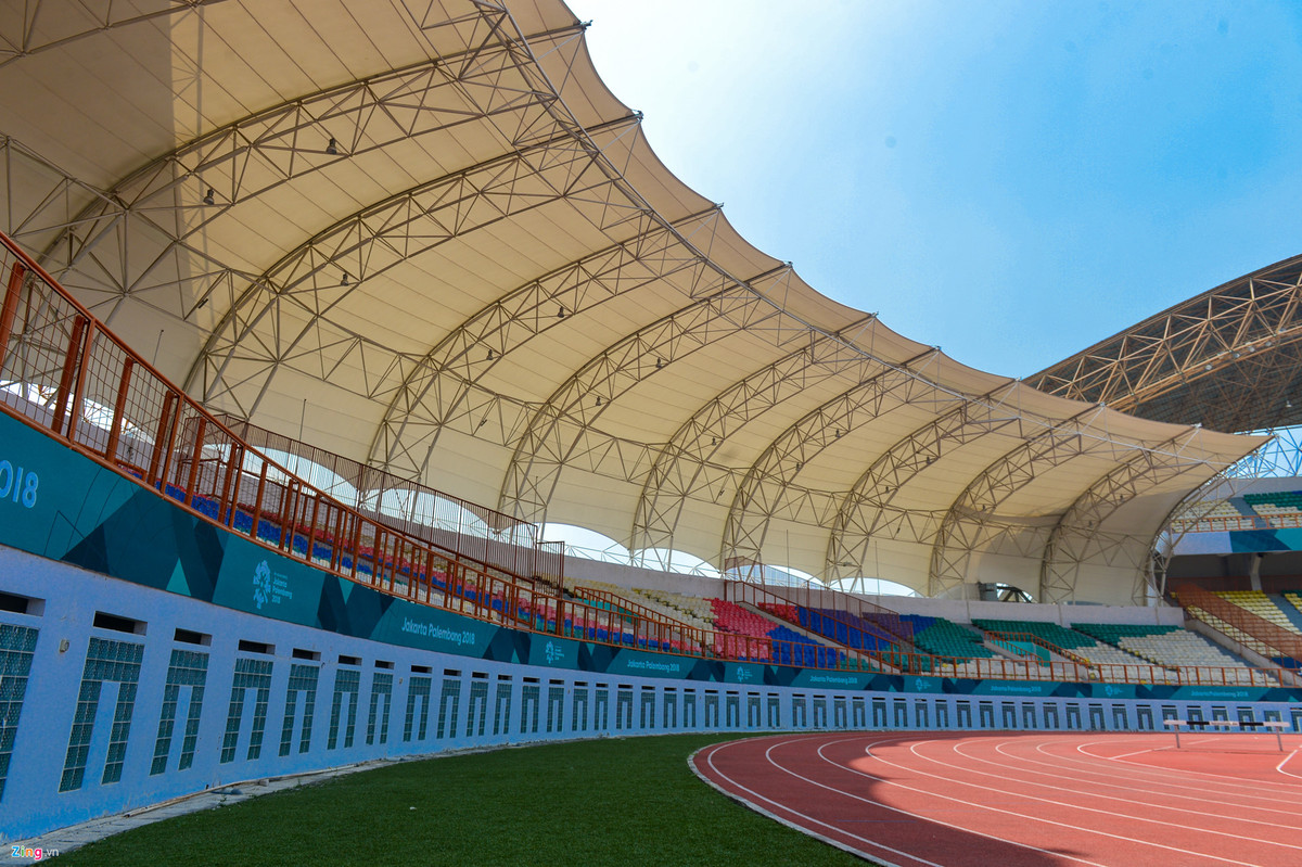 Sân thi đấu "5 sao" của Olympic Việt Nam, Wibawa Muki có mái che hết cả 4 khán đài, có thể đảm bảo cho khán giả khi trời mưa.