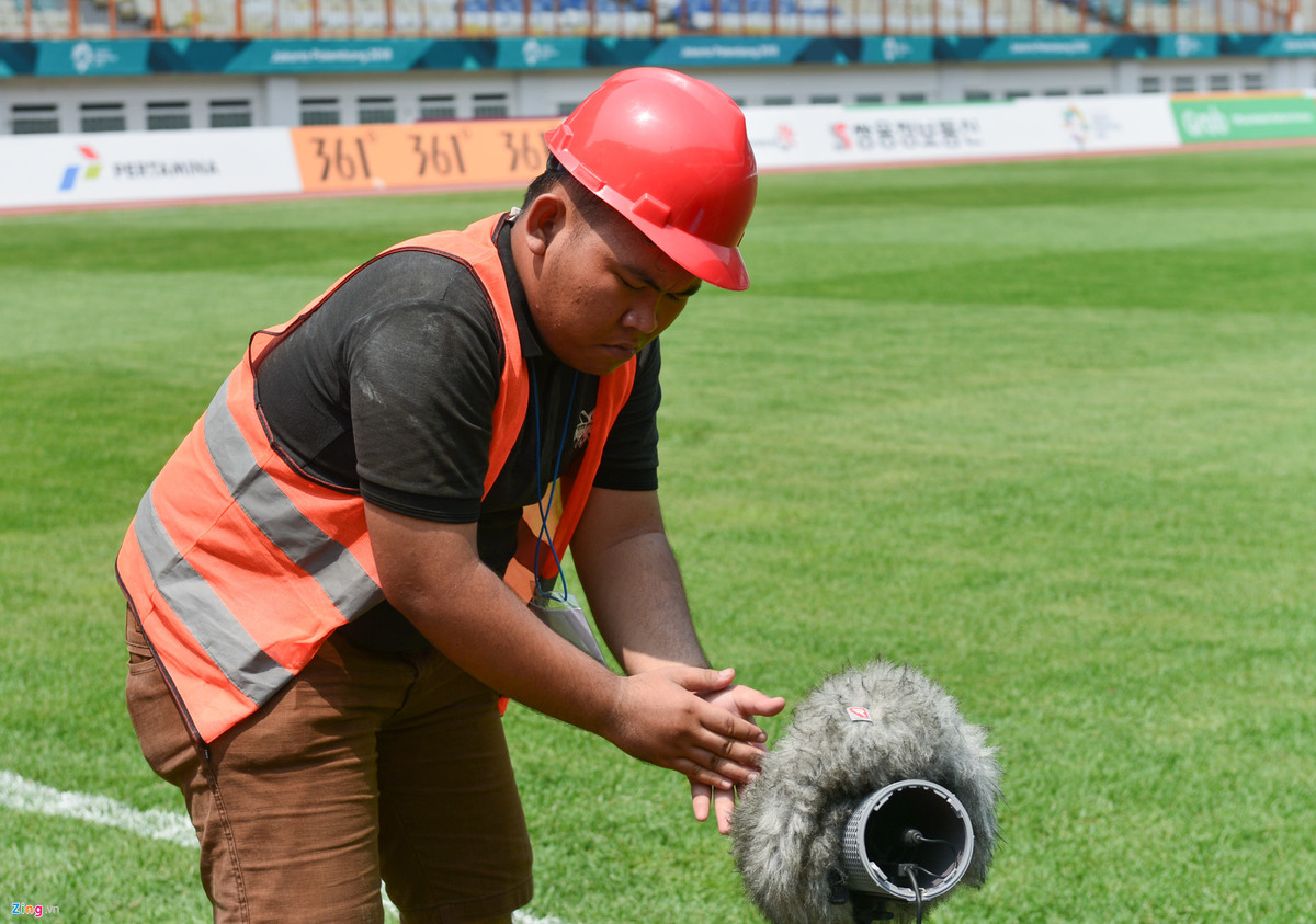 Các công nhân lắp đặp các micro thu âm thanh hiện trường, phục vụ cho việc truyền hình trực tiếp.