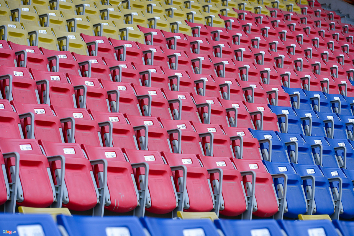 Cận cảnh sân thi đấu hiện đại của Olympic Việt Nam ở ASIAD 18, sức chứa của sân Wibawa Muki là gần 29.000 chỗ. Những chiếc ghế của sân sẽ được lau dọn lại trong 1-2 ngày nữa.