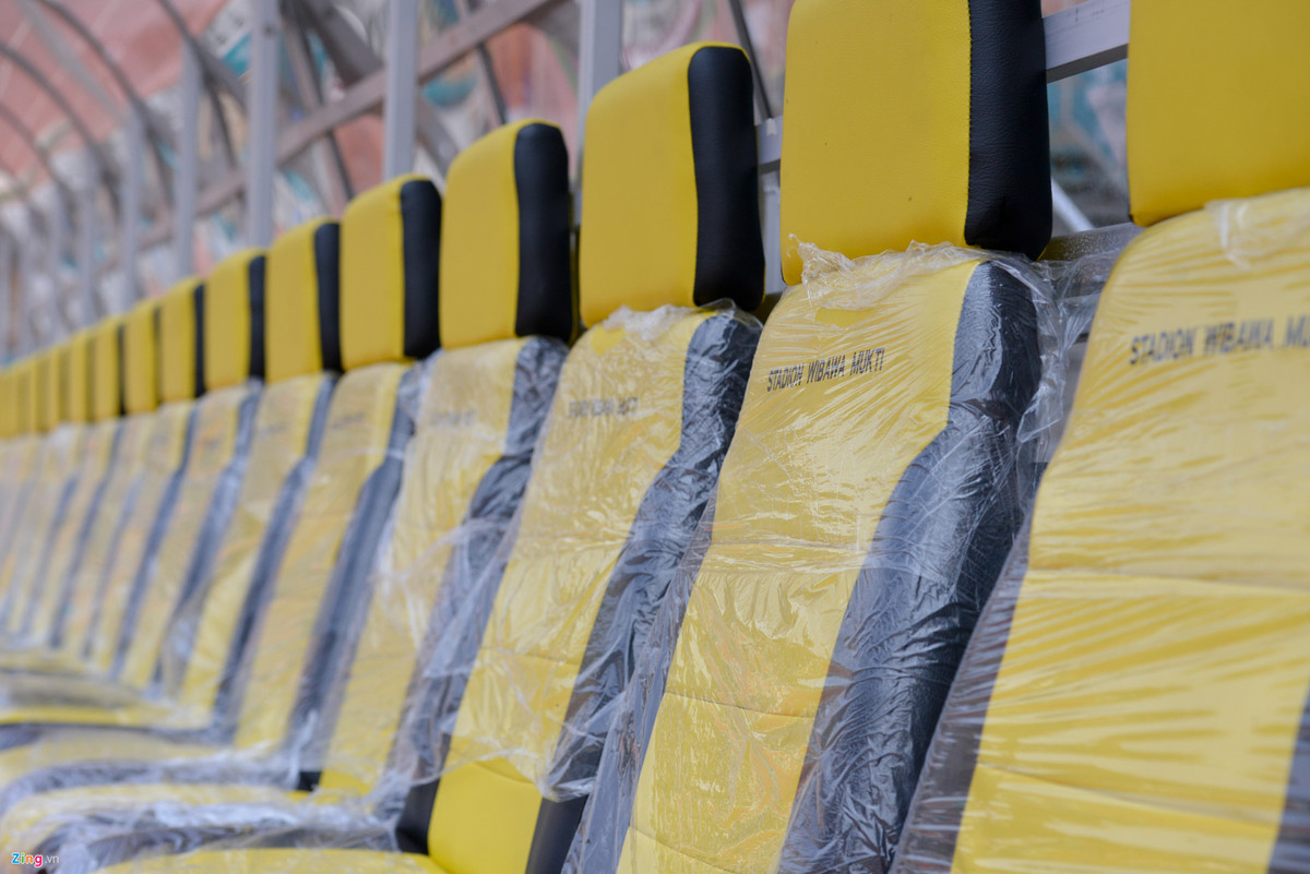 Ghế dành cho ban huấn luyện và các cầu thủ dự bị được lắp đặt mới.