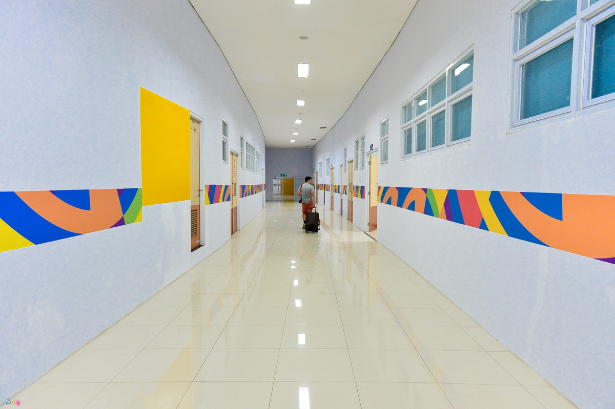 Hành lang chính bên trong sân vận động khá rộng và thoáng mát.