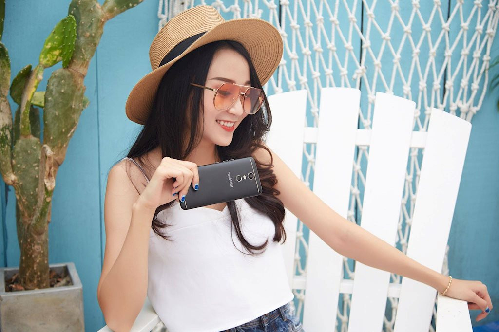 Bên cạnh việc học, Á khôi xinh đẹp Mỹ Hạnh còn làm thêm nghề PG (Promotion Girl) event. Đây không là nghề chỉ dành cho các bạn nữ có ngoại hình và chiều cao, mà còn phải siêng năng, khéo léo và biết giao tiếp.