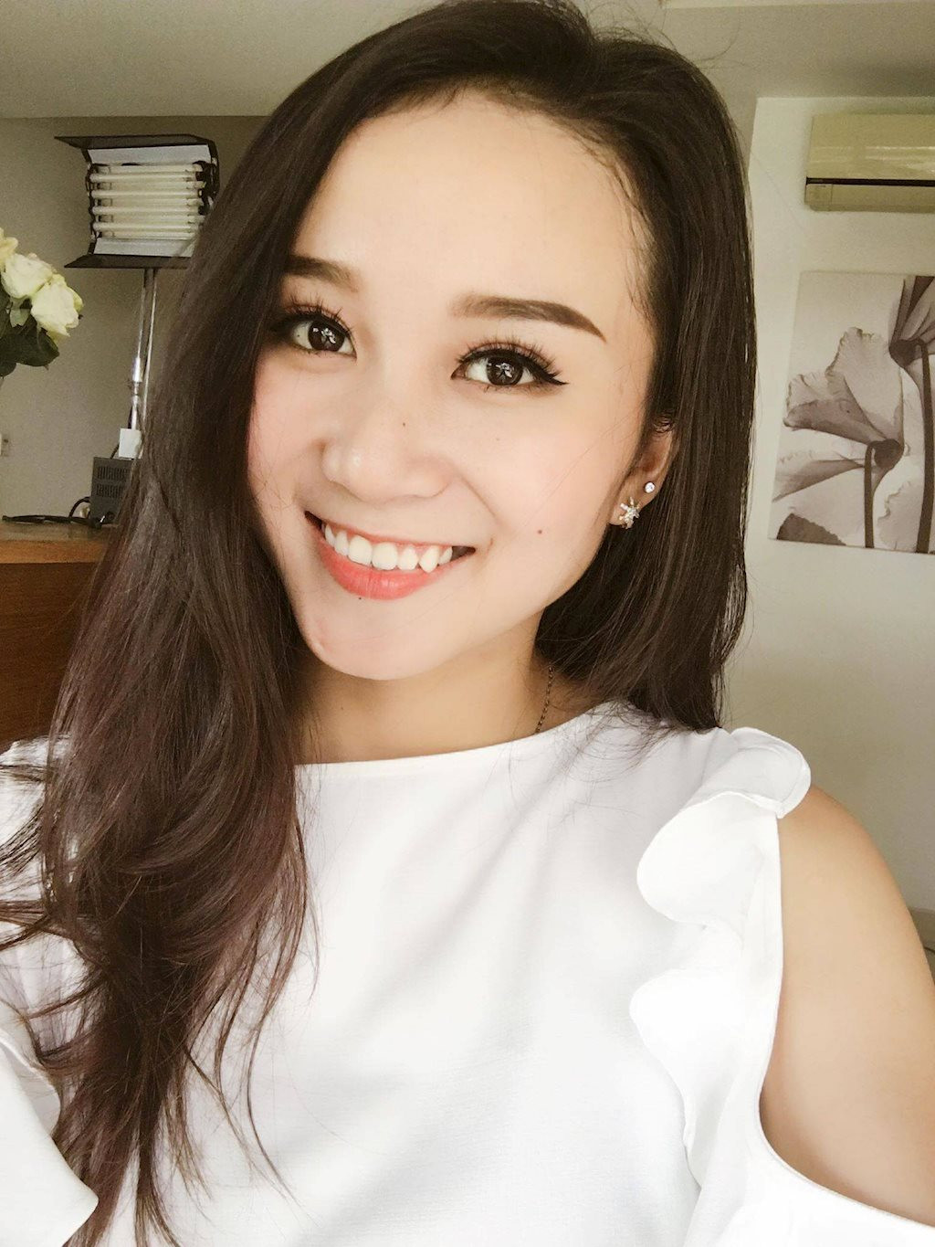 Khi có thời gian rảnh rỗi, Mỹ Hạnh thường cover bài hát và đăng lên mạng xã hội. Bằng giọng ca ngọt ngào và tiếng đàn guitar mộc mạc của mình, cô nhận được rất nhiều lời khen và sự ủng hộ từ cộng đồng mạng.