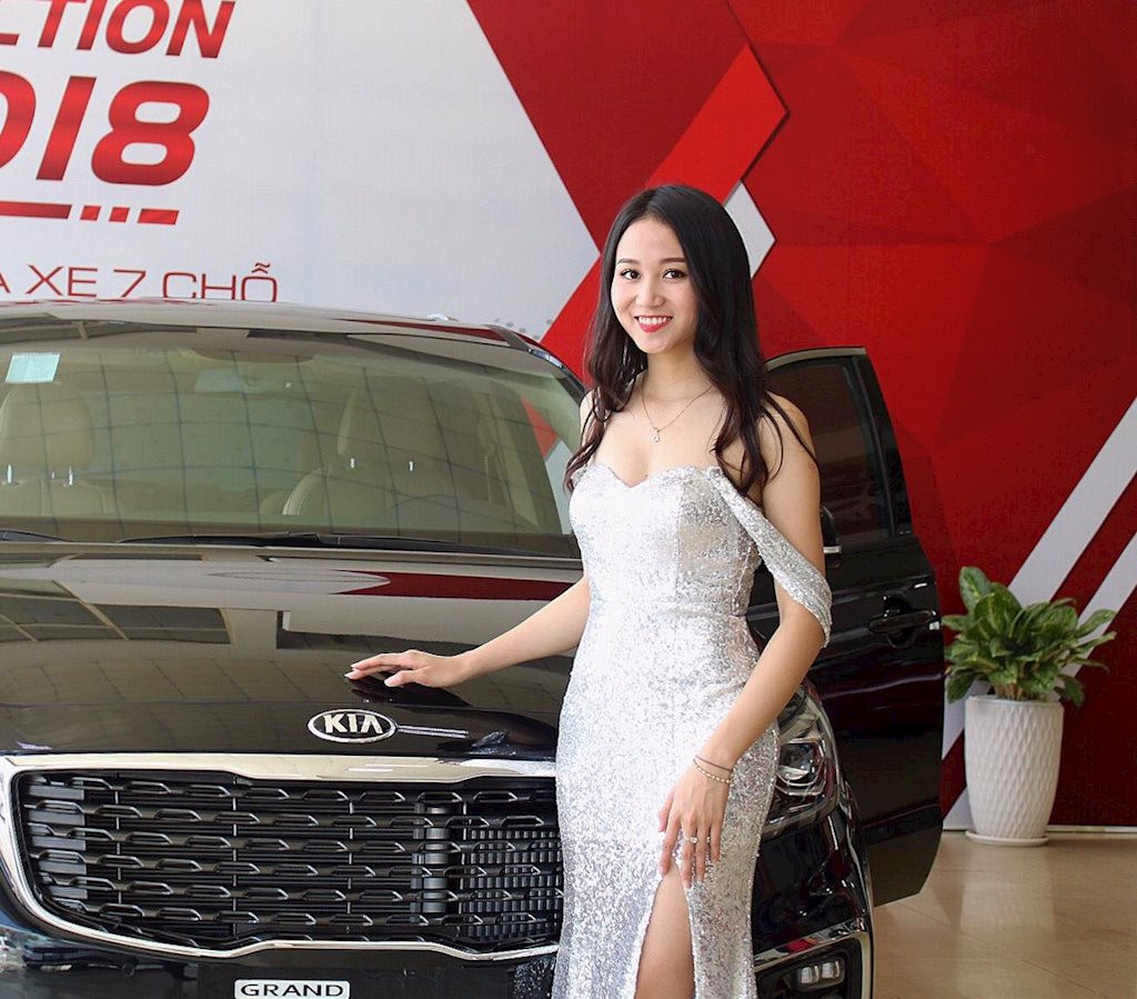 Là cô gái xinh đẹp, thông minh và có tài năng đàn hát, Mỹ Hạnh vừa đại giải Á khôi trong cuộc thi nữ sinh thanh lịch của trường. Đây không những là một giải thưởng cao quý, mà còn là một kỉ niệm đẹp đánh dấu sự trưởng thành của cô trong quãng thời gian sinh viên.