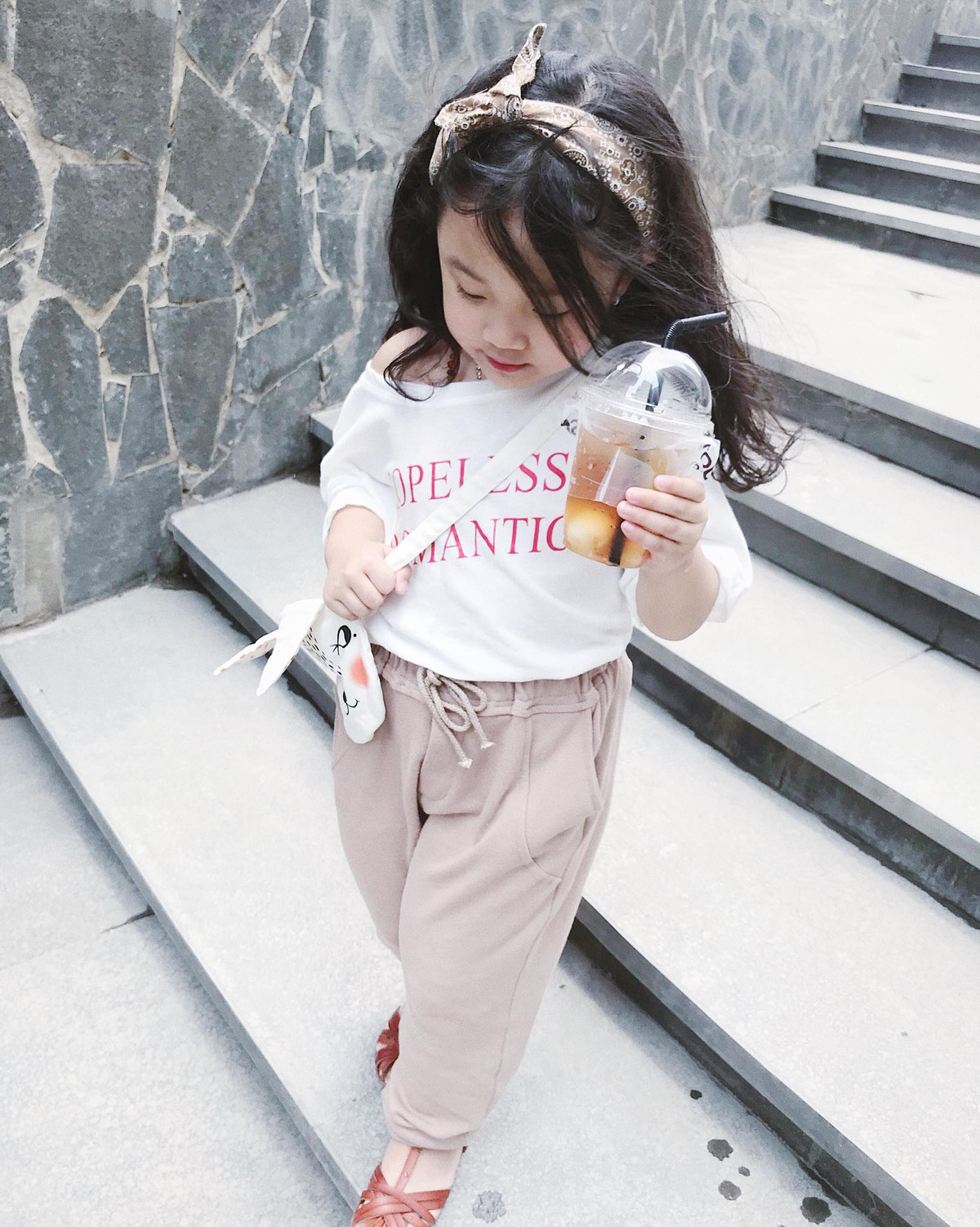 Bé Bảo Sam (6 tuổi) - con gái đầu của Ngọc Mon - gây ấn tượng với phong cách ăn mặc thời thượng không kém gì fashionista. Cô bé được rất nhiều người hâm mộ và yêu thích, Bảo Sam chụp ảnh cực kỳ thần thái và chuyên nghiệp.