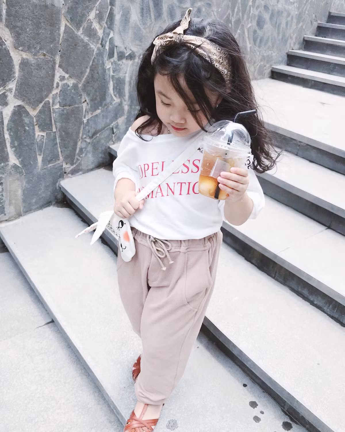 Bé Bảo Sam (6 tuổi) - con gái đầu của Ngọc Mon - gây ấn tượng với phong cách ăn mặc thời thượng không kém gì fashionista. Cô bé được rất nhiều người hâm mộ và yêu thích, Bảo Sam chụp ảnh cực kỳ thần thái và chuyên nghiệp.