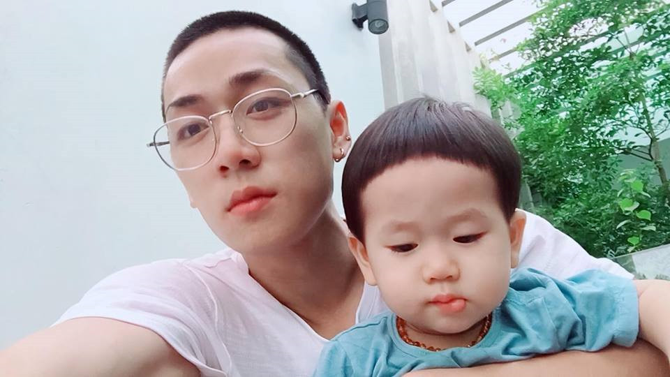 Cũng như bao ông bố hot boy kiểu mẫu khác, Ba Duy thường đăng tải hình ảnh vui chơi cùng bé Đậu và những khoảnh khắc hài hước của hai bố con.