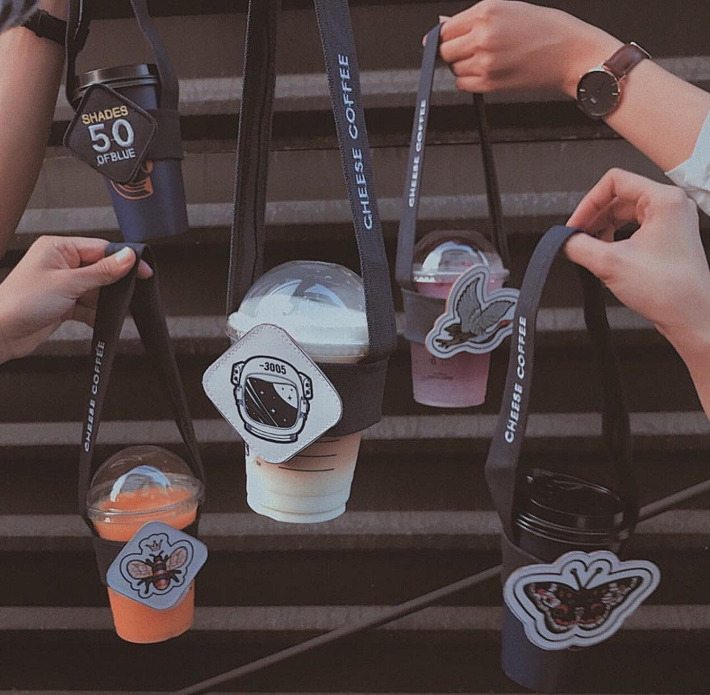 Không khó để bắt gặp hình ảnh các bạn trẻ sử dụng quai vải. Phong trào thiết thực này đang được đông đảo người trẻ hưởng ứng và đến nay chưa có dấu hiệu hạ nhiệt.