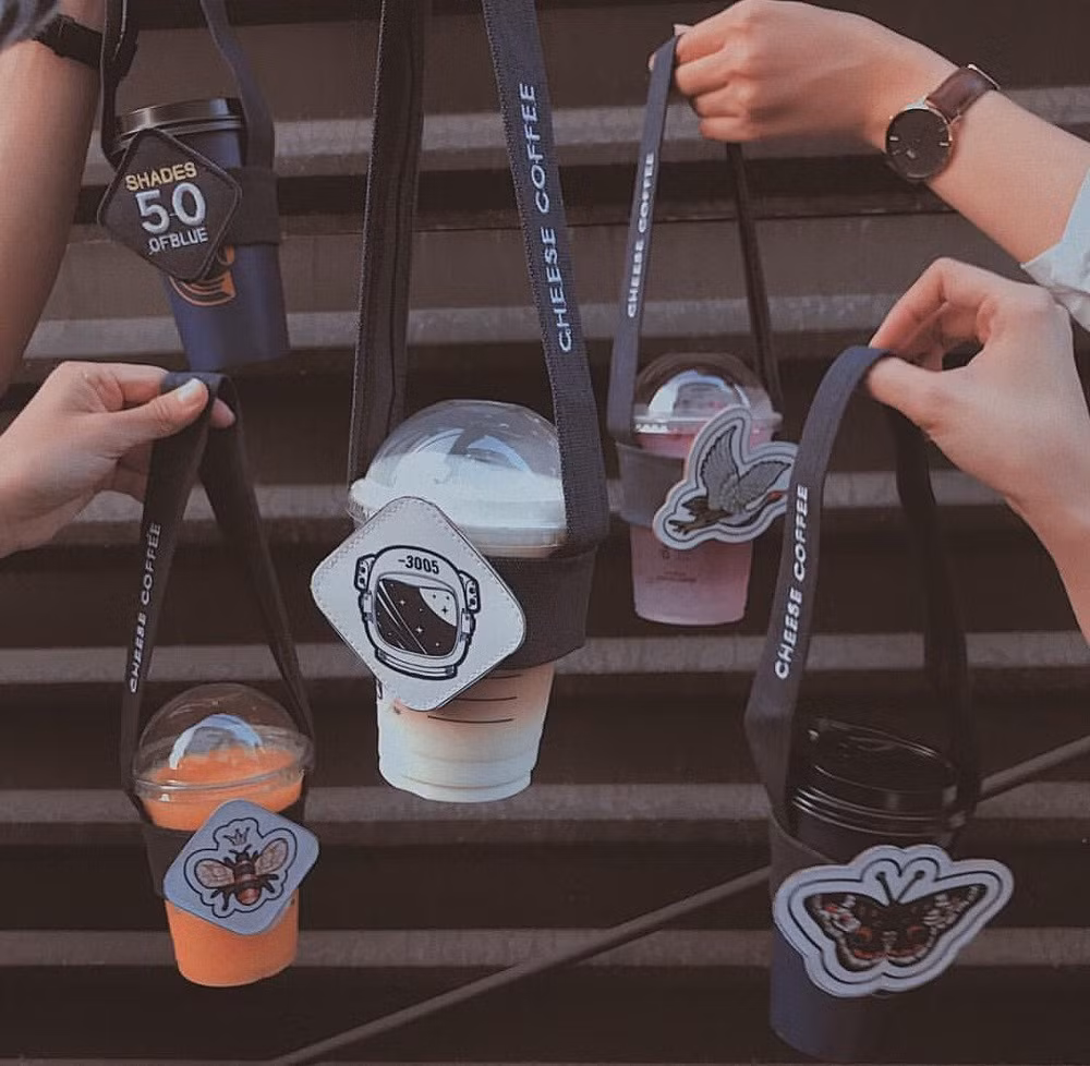 Không khó để bắt gặp hình ảnh các bạn trẻ sử dụng quai vải. Phong trào thiết thực này đang được đông đảo người trẻ hưởng ứng và đến nay chưa có dấu hiệu hạ nhiệt.