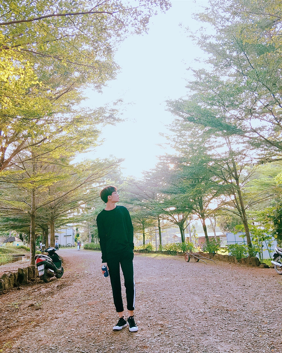 Bạn có ngỡ rằng chàng trai này đang chụp ở một nơi rất xa xôi không, đẹp như thế, tội gì không check in ở mọi nơi.