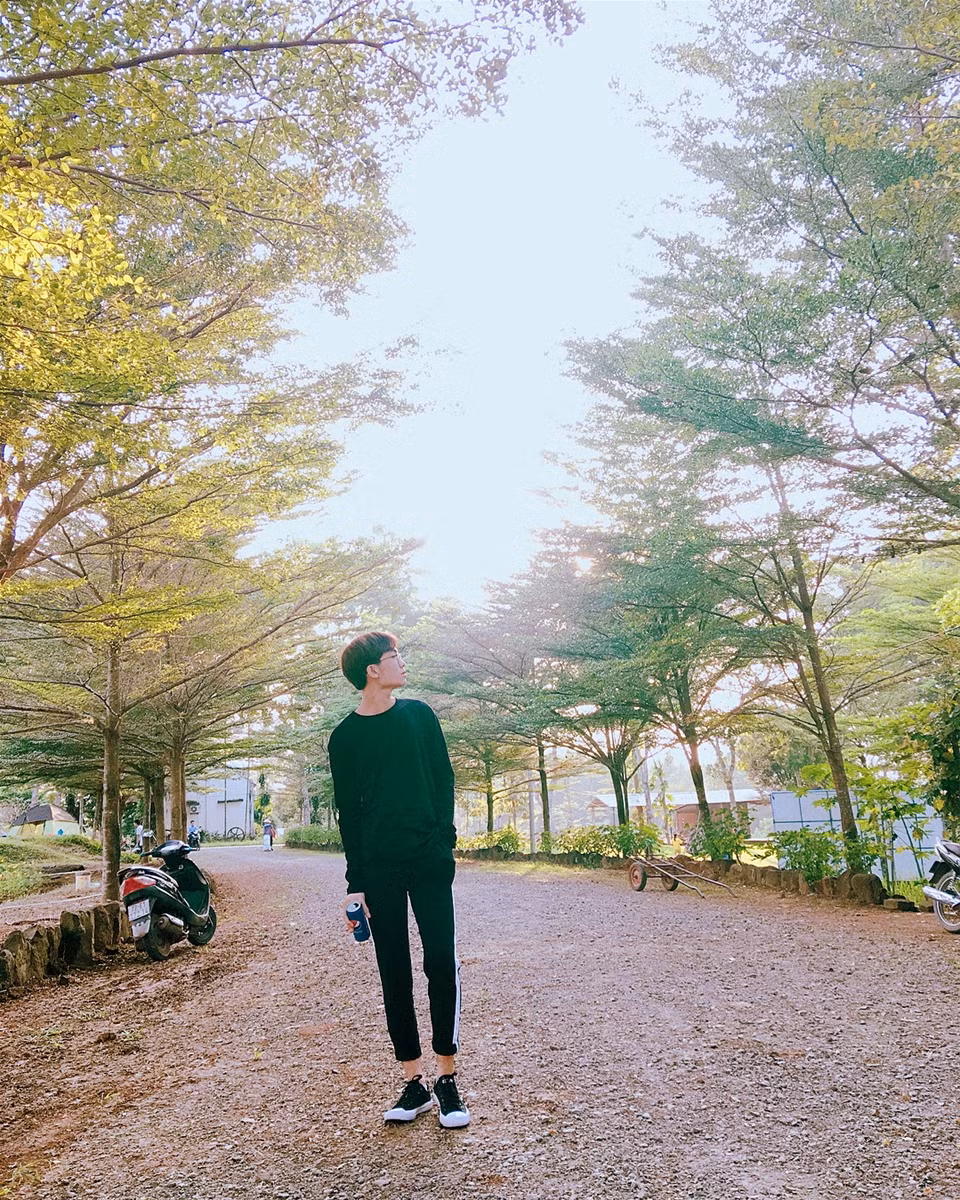 Bạn có ngỡ rằng chàng trai này đang chụp ở một nơi rất xa xôi không, đẹp như thế, tội gì không check in ở mọi nơi.