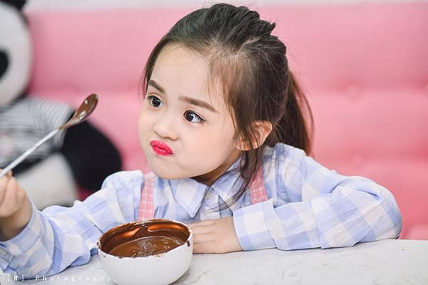 Cô bé 6 tuổi sở hữu khuôn mặt xinh xắn, nước da trắng hồng cùng biểu cảm tự tin khiến bất cứ ai lần đầu gặp mặt cũng đều yêu mến.