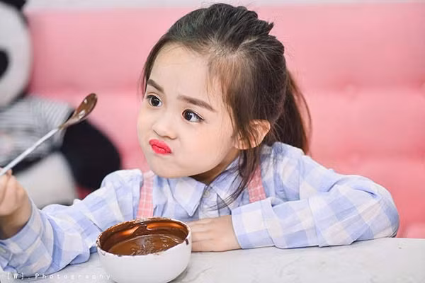 Cô bé 6 tuổi sở hữu khuôn mặt xinh xắn, nước da trắng hồng cùng biểu cảm tự tin khiến bất cứ ai lần đầu gặp mặt cũng đều yêu mến.