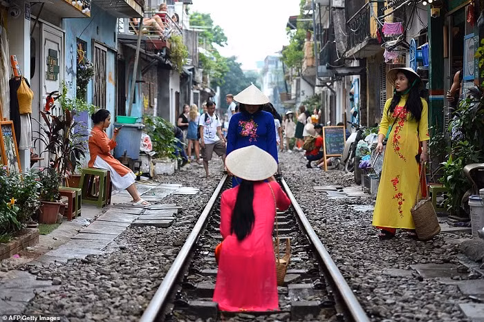 Tau lua Viet Nam duoc du khach thich thu check-in tren duong ray