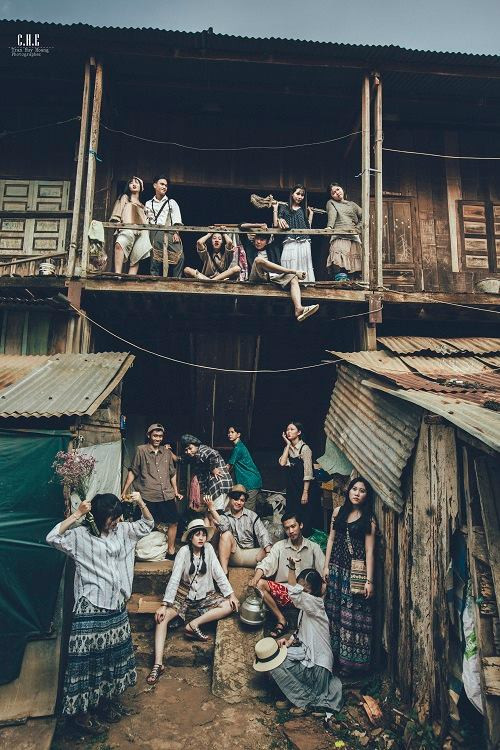 "Chất như nước cất" bộ ảnh theo phong cách vintage với concept những chàng trai và cô gái đến từ hôm qua. Được biết, dù không học cùng một lớp nhưng nhóm bạn này đã chơi thân với nhau rất lâu nên quyết định thực hiện bộ ảnh để kỉ niệm những năm tháng bên nhau dưới mái trường. Ảnh: THPT Hồng Đức.