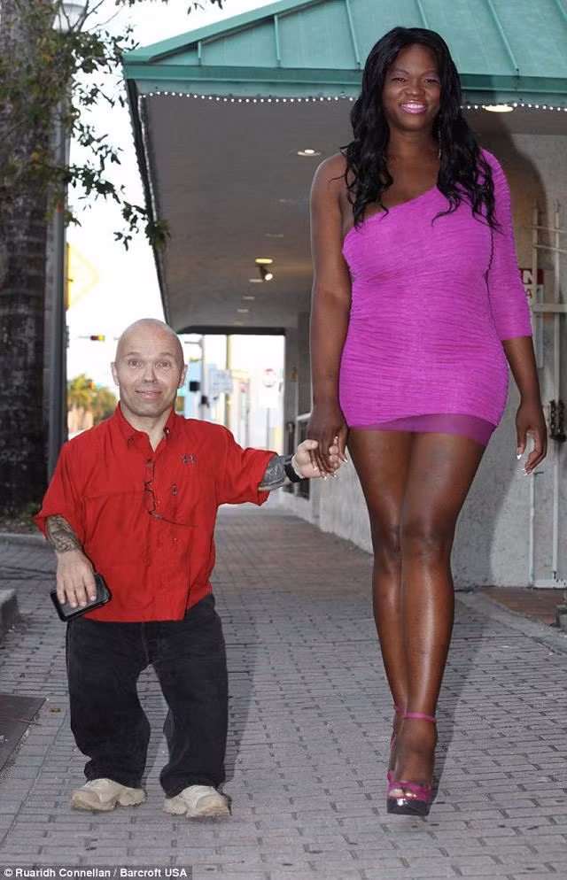 Mặc cho sự thua thiệt về ngoại hình, Kraft vẫn đủ sức giành được tình yêu từ Bell – người phụ nữ 43 tuổi có chiều cao 1m9.