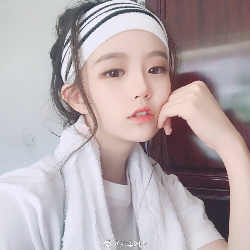 Trên weibo, cô gái dễ thương này chính là một hot girl có hơn 1 triệu fan hâm mộ và trên Instagram, Dương Dương thu hút hơn 33k lượt người theo dõi.