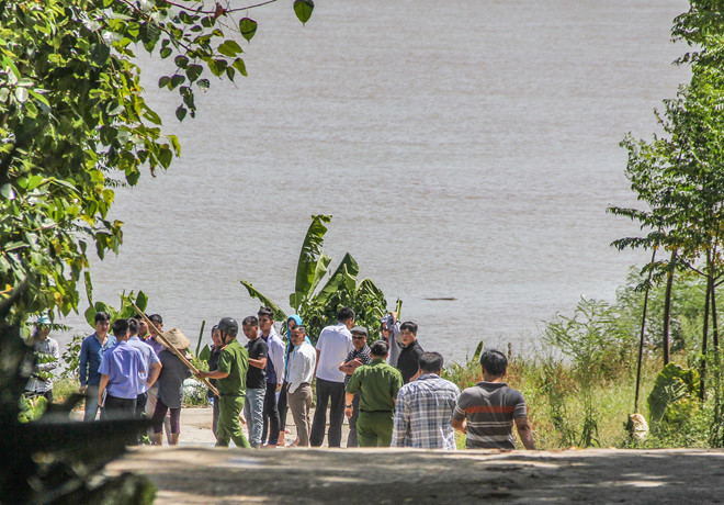 Cơ quan chức năng đang dựng lại hiện trường vụ việc. Ảnh: Quang Huy.