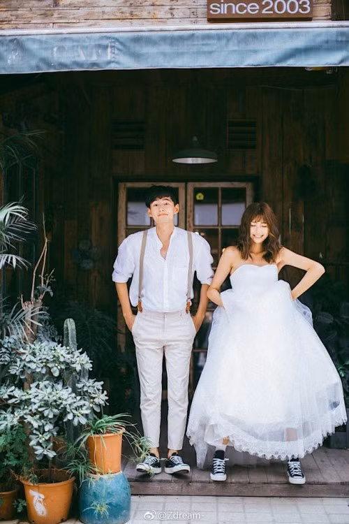 Không bối cảnh xa hoa hay lấp lánh, chỉ có sự đáng yêu của họ là đủ để ai nấy cũng đều ghen tị với niềm hạnh phúc mà cả hai đang nắm giữ.