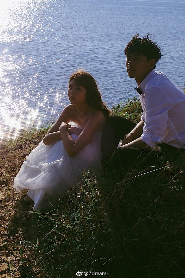 Một góc đảo cỏ dại mọc linh tinh, xa xa là bờ biển lấp lánh, một góc sân thượng xung quanh là nhà cửa san sát, hay đơn giản là một cầu thang nhỏ nay cũng có thể trở thành background tuyệt đẹp.