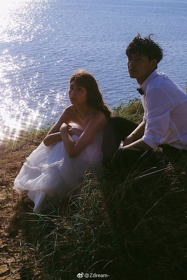 Một góc đảo cỏ dại mọc linh tinh, xa xa là bờ biển lấp lánh, một góc sân thượng xung quanh là nhà cửa san sát, hay đơn giản là một cầu thang nhỏ nay cũng có thể trở thành background tuyệt đẹp.