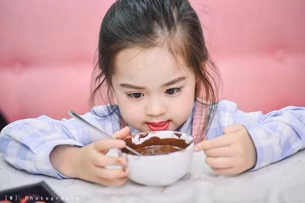 Mới đây, cô bé xuất hiện trong bộ ảnh “Tiệm bánh crush” và một lần nữa công chúa nhỏ đáng yêu lại khiến người hâm mộ phải thổn thức.