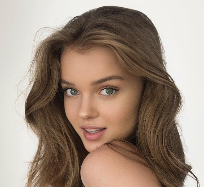 Năm 2017, Hiệp hội Internet Israel, cùng trang Nana 10 của nước này cùng xếp hạng cô là người có ảnh hưởng nhất Instagram của Israel. Hiện tại, 10X là người mẫu của Itm Models và Milk Models Agency.