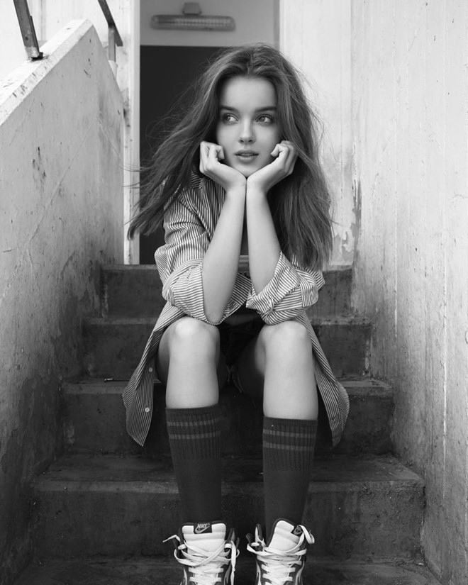 Anna Zak (17 tuổi, tên thật Anna Kuzenkov) là người mẫu nổi tiếng đến từ nước Nga. Với chiều cao 1,80 m, đôi mắt xanh, mái tóc vàng bồng bềnh cùng vẻ đẹp trong sáng, hút hồn, Anna Zak được mệnh danh là thiên thần mới của làng mẫu quốc tế với hàng triệu fan trên mạng xã hội.