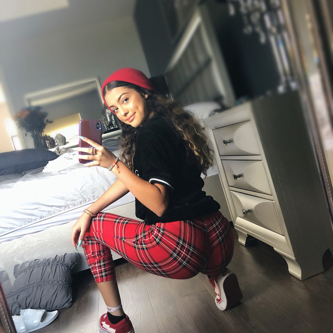 Malu Trevejo (16 tuổi, đến từ vùng Havana) khiến nhiều người phải ngưỡng mộ vì vẻ xinh đẹp, cá tính và những tài năng nổi bật của mình.