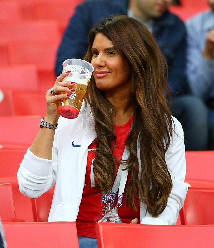 Cô mặc chiếc áo đội tuyển Anh với số 11 của chồng.