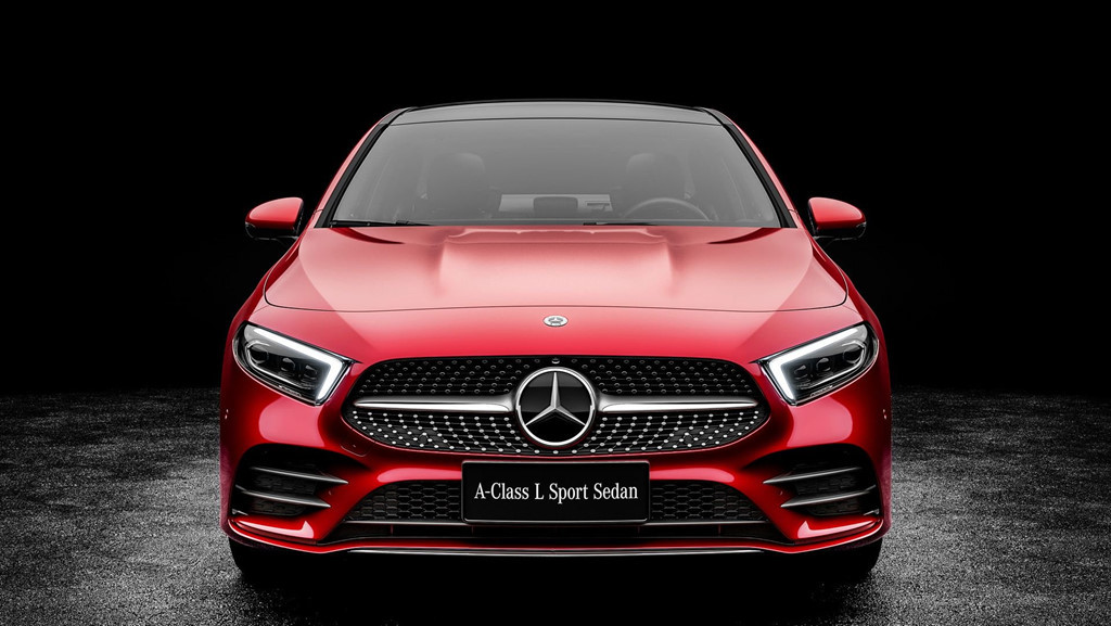 ương tự phiên bản hatchback, A-Class L Sedan có thiết kế phần đầu và các đường nét thân xe hiện đại và quyến rũ theo ngôn ngữ thiết kế Sensual Purity của Mercedes.