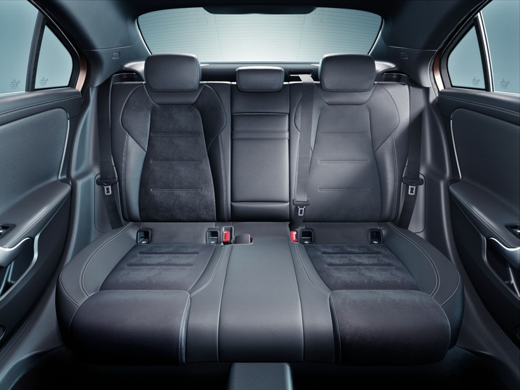 Hệ thống MBUX trên phiên bản này được tích hợp các tính năng hiện đại như trợ lý ảo sử dụng trí thông minh nhân tạo, điều khiển bằng giọng nói và công nghệ thực tại tăng cường AR.