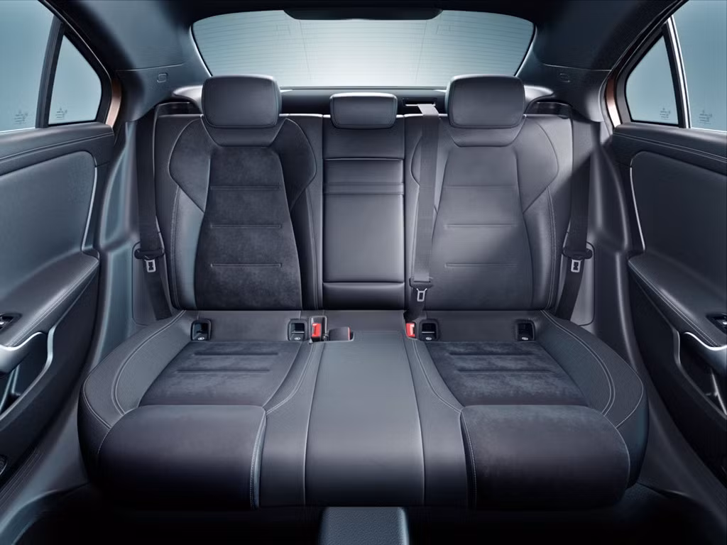 Hệ thống MBUX trên phiên bản này được tích hợp các tính năng hiện đại như trợ lý ảo sử dụng trí thông minh nhân tạo, điều khiển bằng giọng nói và công nghệ thực tại tăng cường AR.