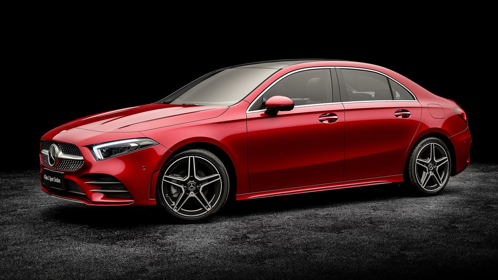 Cụ thể, A-Class L Sedan có trục cơ sở dài 2.789 mm - dài hơn A-Class hatchback 60 mm. Các kích thước dài x rộng x cao của xe lần lượt là 4.608 mm x 1.796 mm x 1.460 mm. Thể tích khoang hành lý 420 lít.